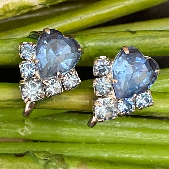 Vintage Unsigned Blue Topaz Heart-shaped Rhinestones Screw Back Earrings - Picture 8 of 10